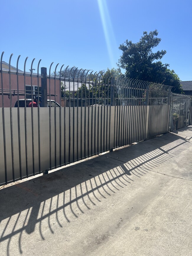 Brand new Gate with privacy aluminum cover - 1541 E Young St