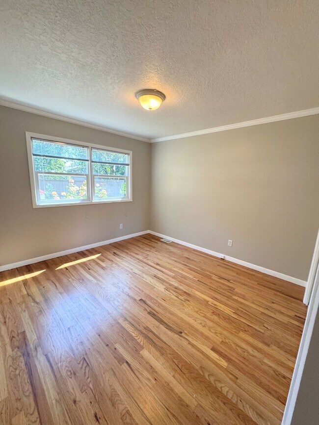 Building Photo - Gardener's Delight 4 Bed, 2.5 Bath House w...