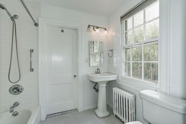 Building Photo - 4350 River Rd NW