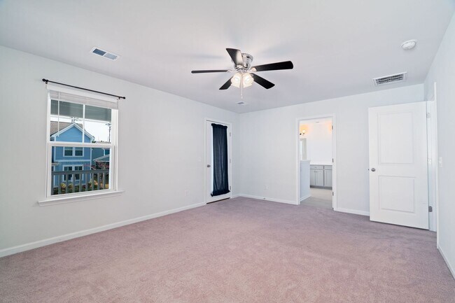 Building Photo - Cozy Living in The Ponds