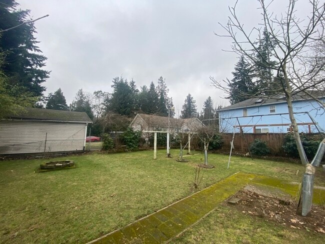 Building Photo - 313 NE 185th St