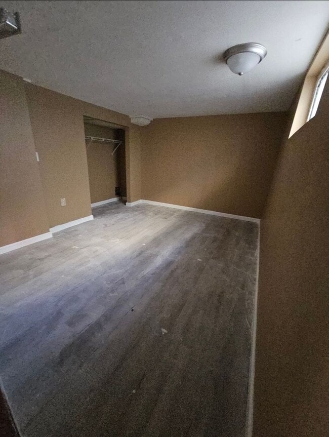 Building Photo - Newly Painted 2 bedroom