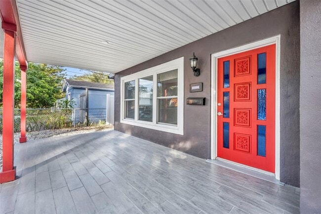 Building Photo - 1811 Park Lake St