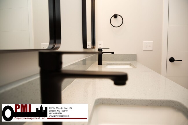 Building Photo - 5 Bedroom 3 bath, beautiful home in North ...