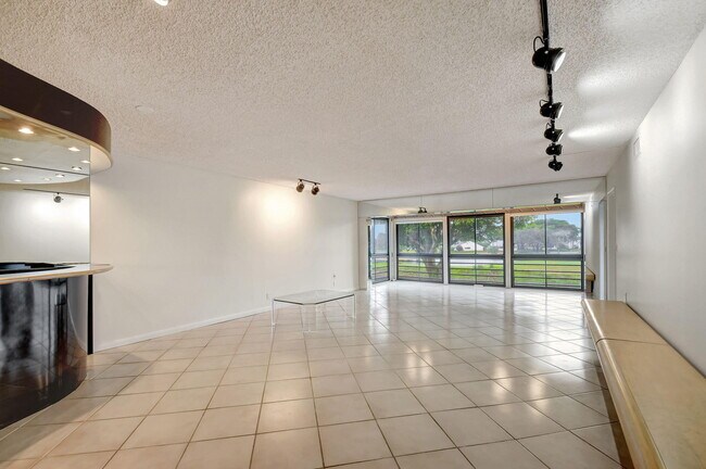 Building Photo - 5519 Fairway Park Dr