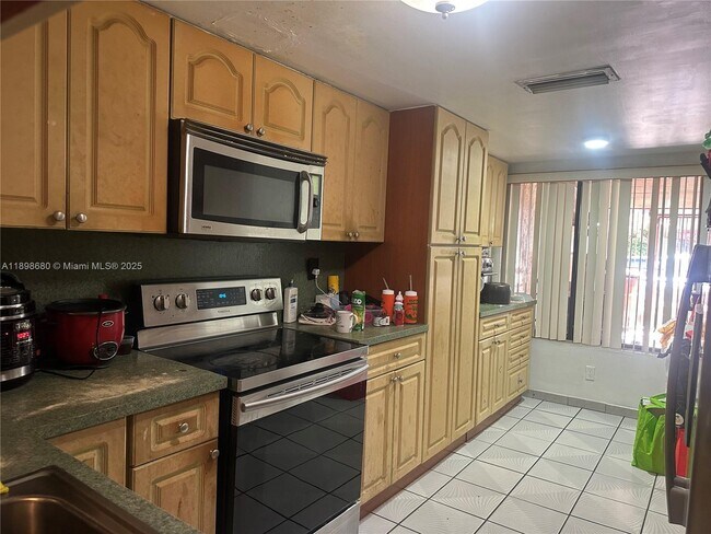 Building Photo - 3992 W 8th Ln