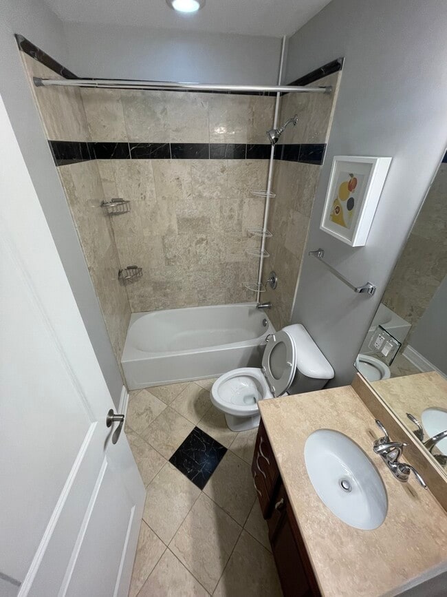 Building Photo - 6229 N Richmond St