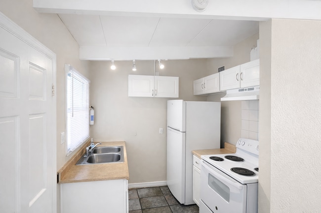 Building Photo - Refreshed and Beautiful 3/1 Move In Ready NOW!