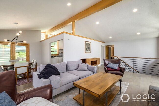 Building Photo - Beautiful Home in Prime Location!