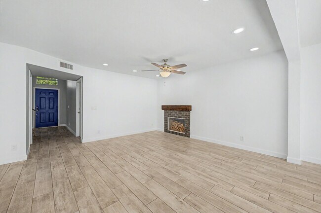 Building Photo - 1006 S Tiago Dr