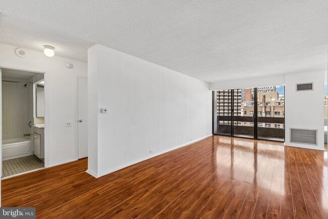 Building Photo - 1326 Spruce St