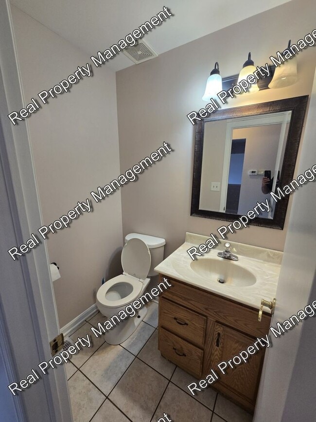 Building Photo - Three Bedroom Townhome