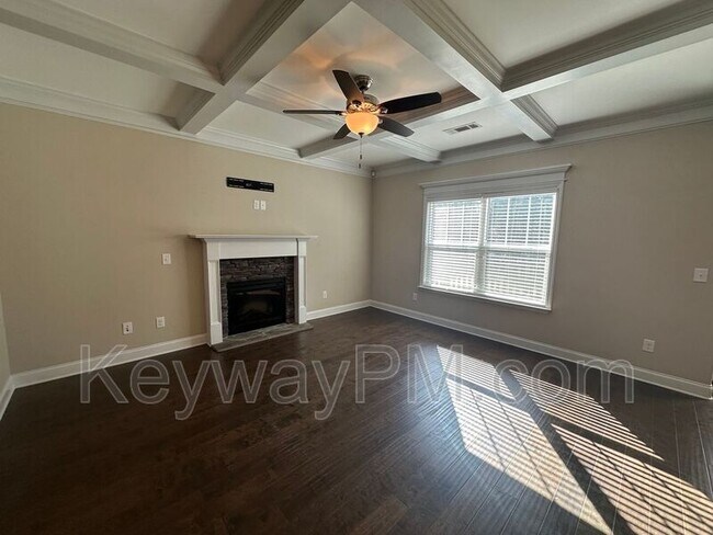 Building Photo - 688 Tree Top Trl