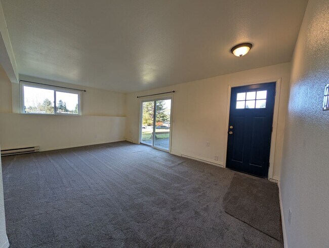 Building Photo - Ianev