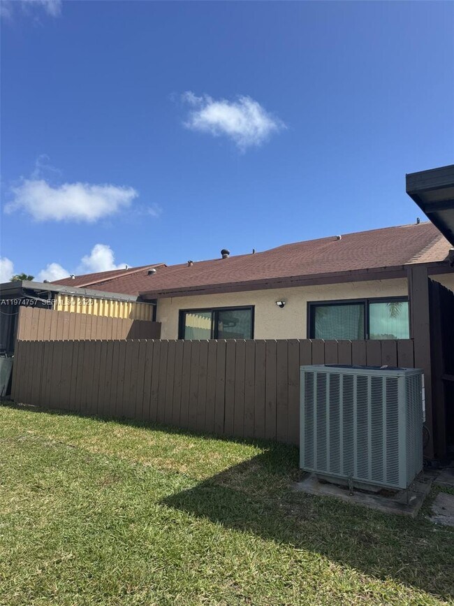 Building Photo - 5763 N Park Rd