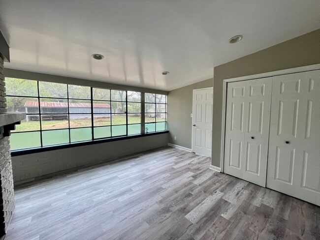 Building Photo - Spacious Home in Haysville Schools, with M...