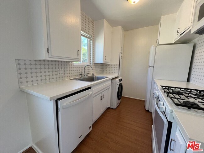 Building Photo - 2210 S Sycamore Ave