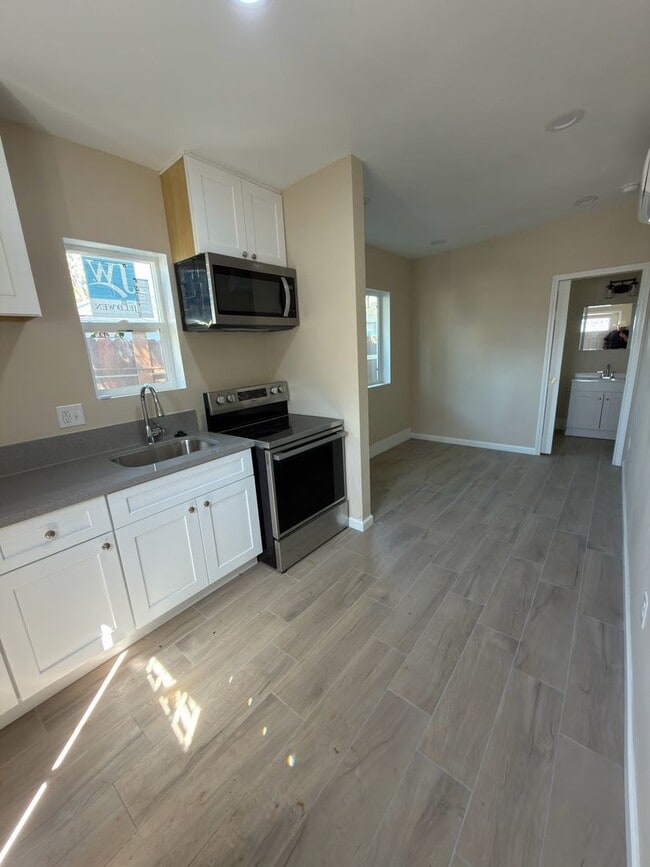 Building Photo - Stearns St (6028)