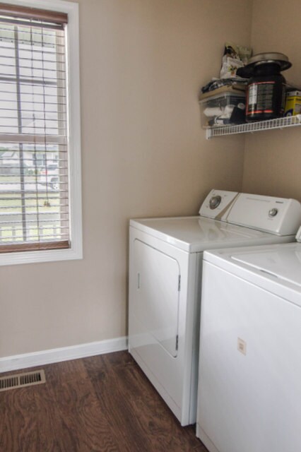 Building Photo - Pet Friendly Two Story in Fox Crossing!