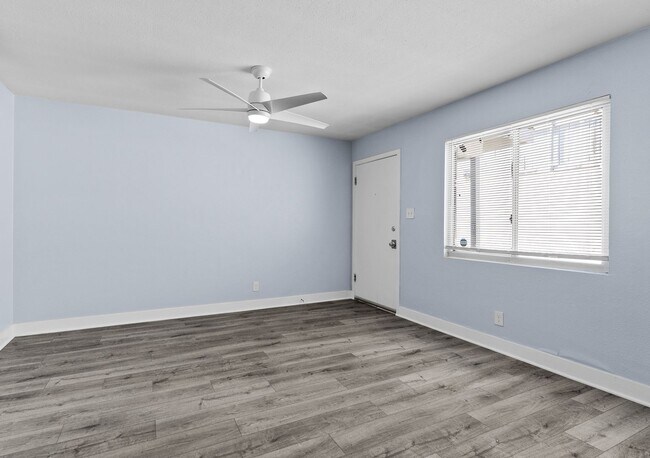 Interior Photo - 1024 Loma Avenue