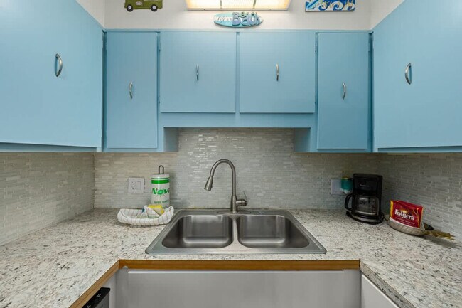 Building Photo - 8743 Thomas Dr