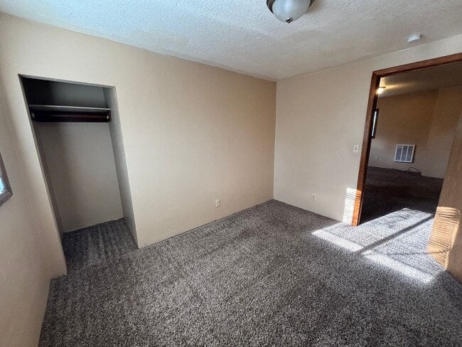 Building Photo - 2 bedroom in 3-plex