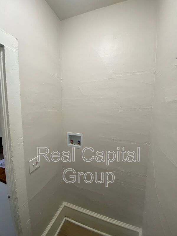 Building Photo - 305 Cable St