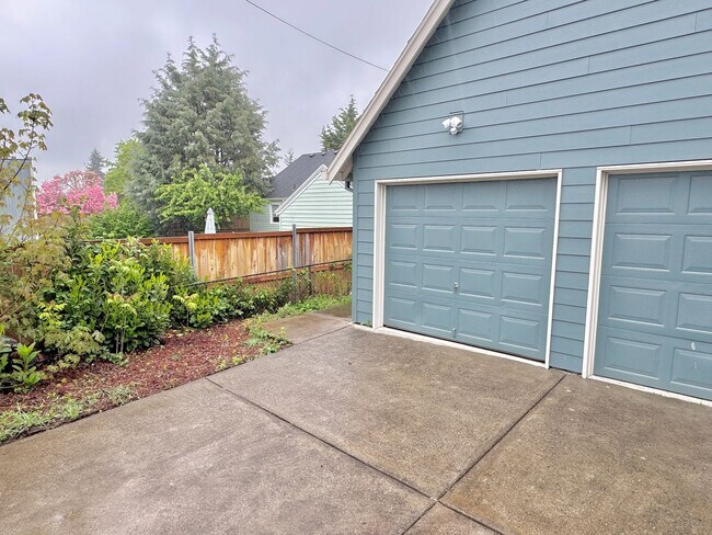 Building Photo - ROMAA01