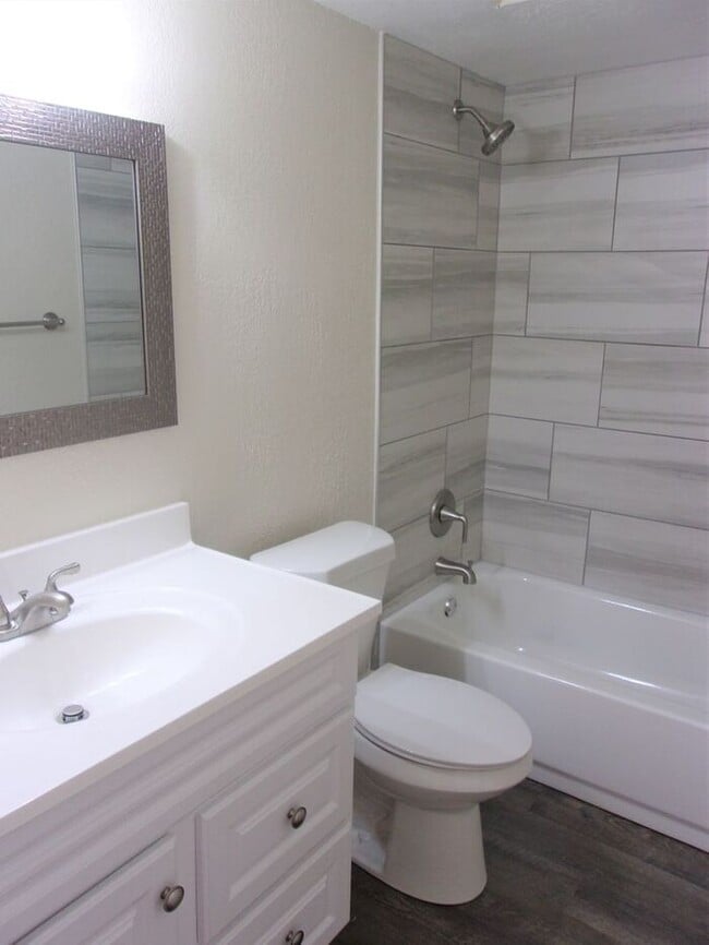Building Photo - 2 BED 1.5 BATH TWO STORY TOWNHOUSE- WARR A...