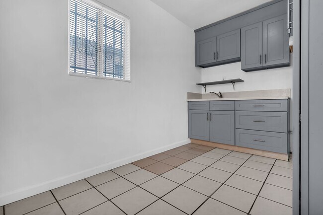 Building Photo - 447 E 101st St
