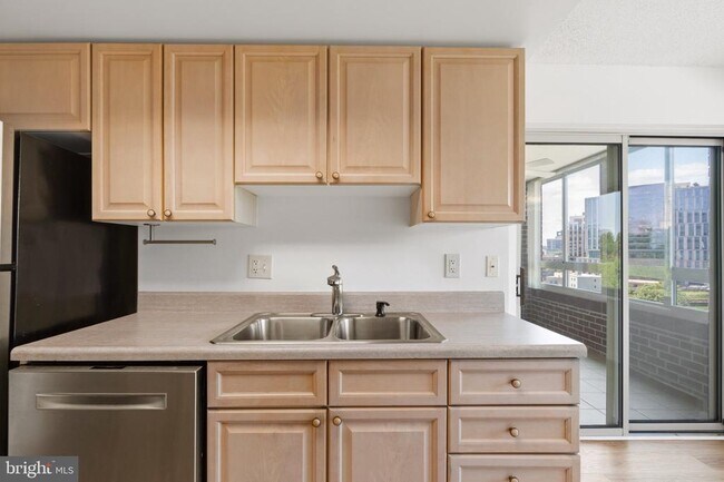 Building Photo - 2151 Jamieson Ave