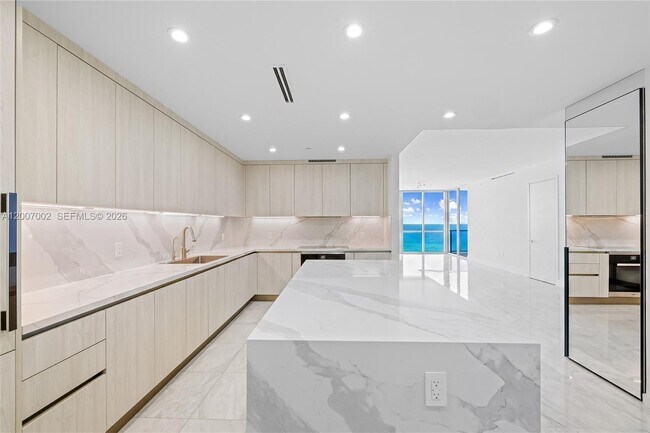 Building Photo - 100 South Pointe Dr