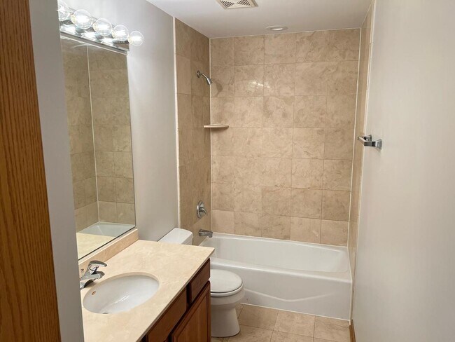Building Photo - 925 W Lakeside Pl