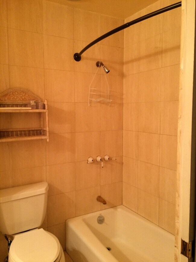 Building Photo - Great 3 Bedroom 3 Bath House in Monterey Fishermans Flats Neighborhood