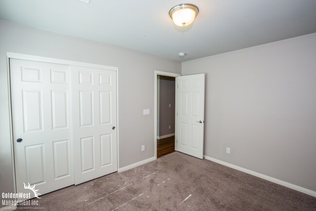 Building Photo - Gorgeous 4Bdm 2.5Ba Two-Story Home in Sout...