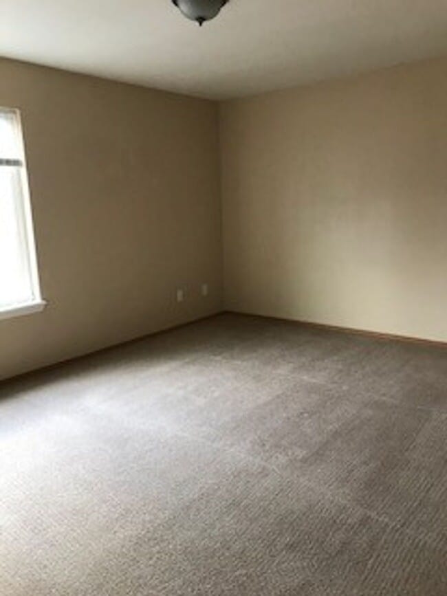 Building Photo - 3 Bedroom 1 Bathroom Belgrade Unit