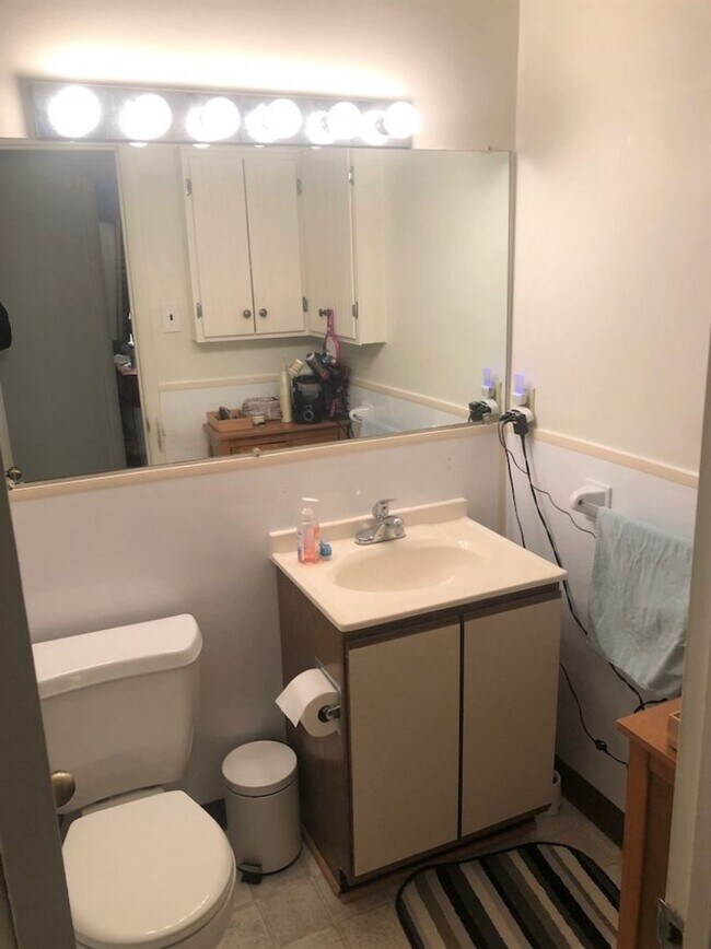 Building Photo - Spacious, 2 Bed 1 Bath Condo In Fantastic Mclean Chase Location – Minutes To Tysons