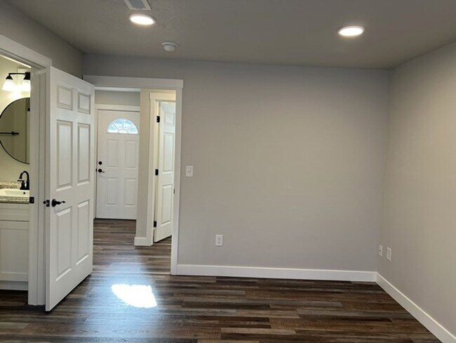 Building Photo - 3Bd/2Ba Two Story House - Available Now!