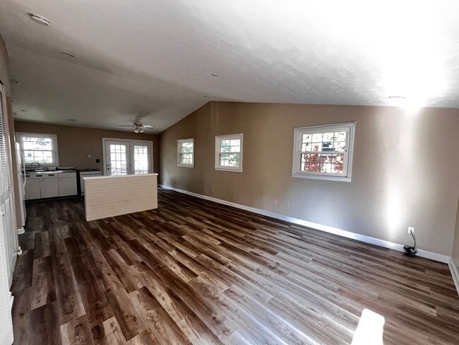 Building Photo - Wonderful 3 Bed and 1.5 Bath Ranc-Style Home