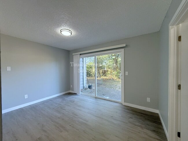 Building Photo - Bright East Portland 3 Bed Apartment Home with Two-Level Layout and Assigned Parking