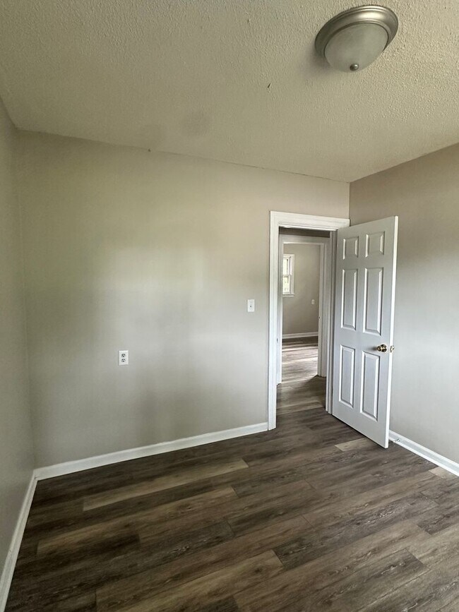 Building Photo - 810 W Country Club Dr