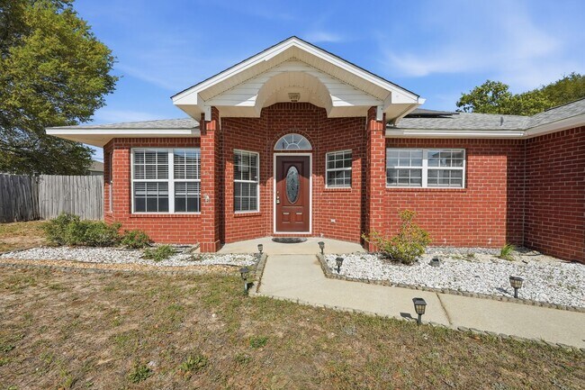 Building Photo - 3 Bedroom in Central Crestview!