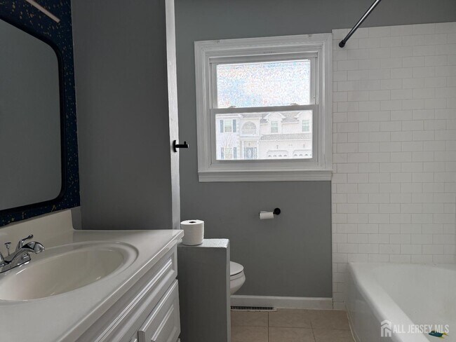 Building Photo - 114 Netherwood Ave