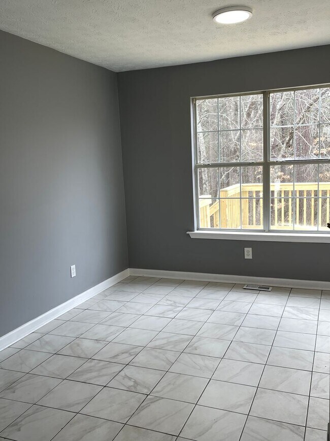 Building Photo - Split Foyer