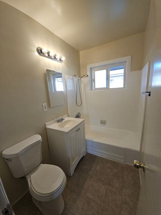 Building Photo - Newly Renovated Unit