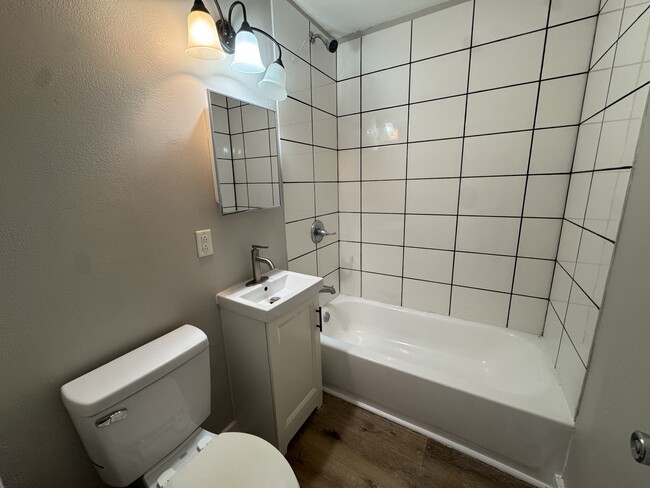 Building Photo - 2205 Versailles Dr