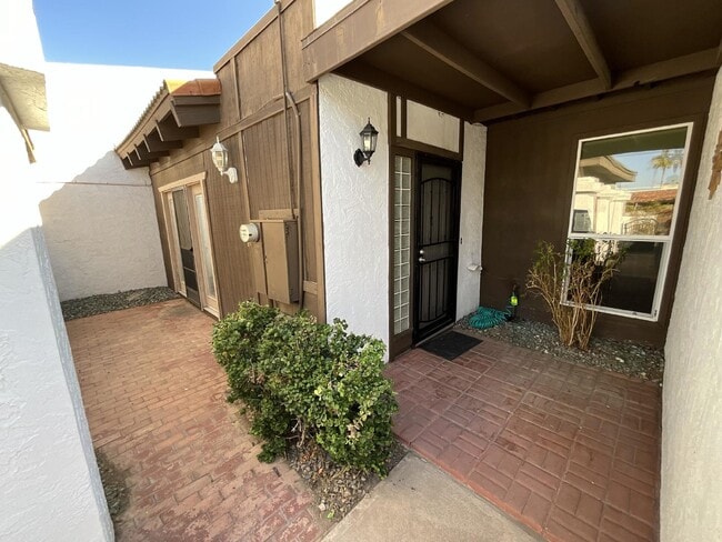 Building Photo - 3229 S Fairfield Dr