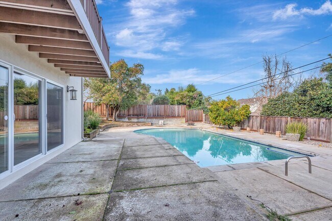 Building Photo - Tri-Level Home in Los Gatos