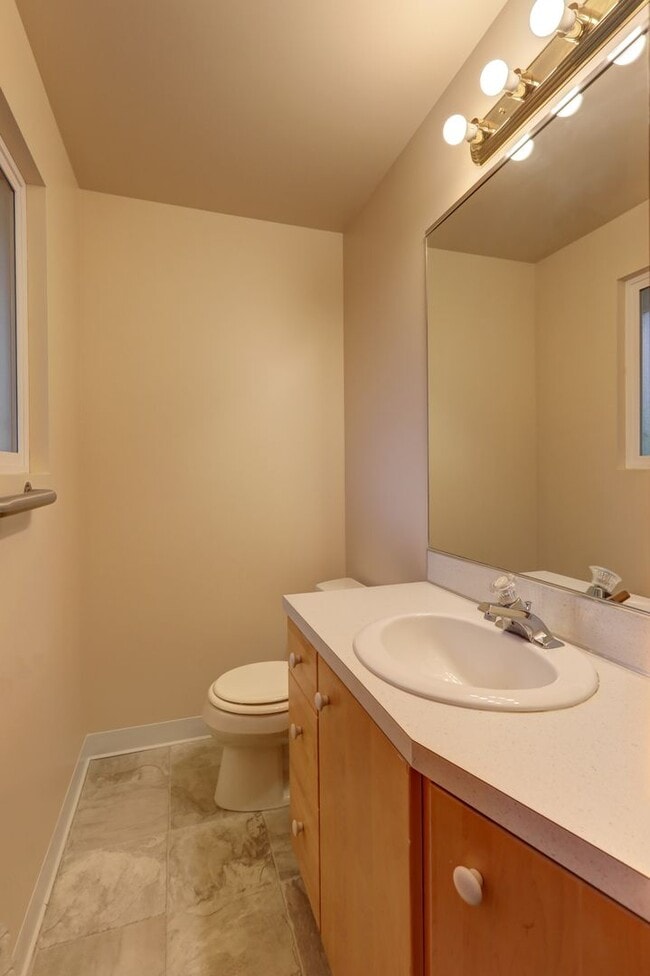 Building Photo - Charming Rambler Available in Perfect Newcastle Location - Move-in Ready!