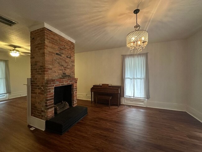 Building Photo - Historic 3 Bed 2 Bath Home in Downtown Was...